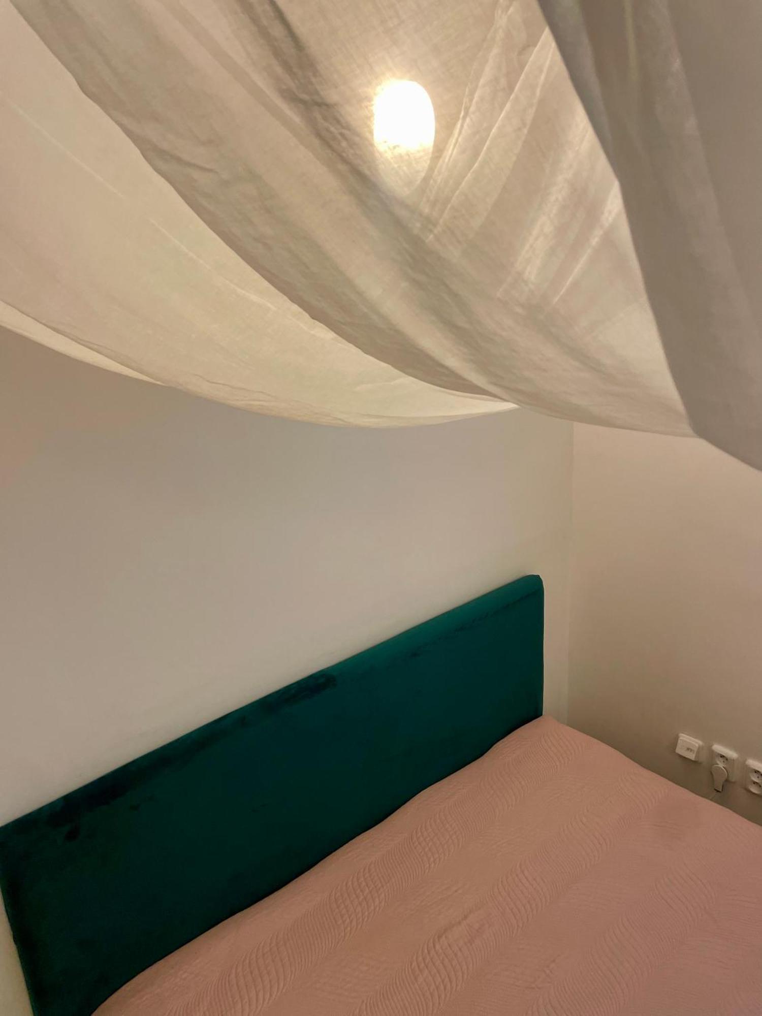 70M2 Romantic Living In The Old Town With Garden ブラチスラヴァ エクステリア 写真